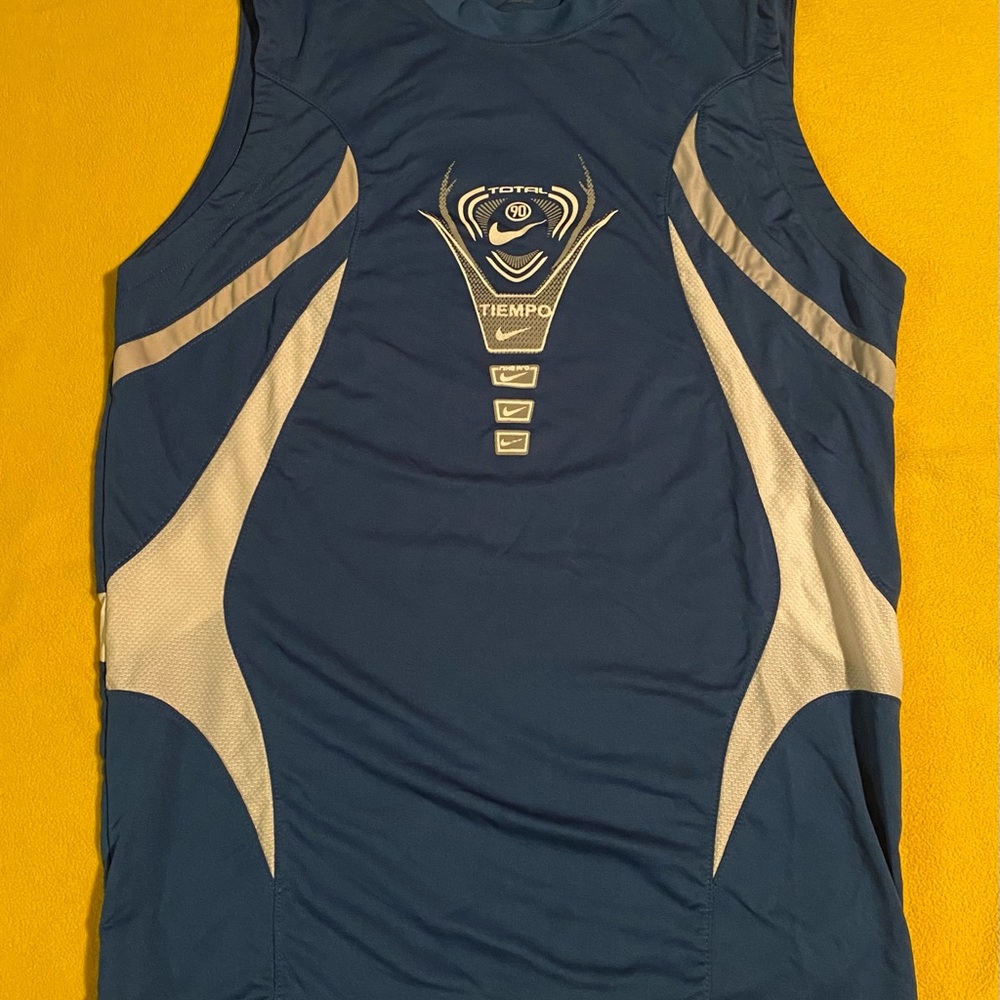 NIKE Total 90 Sleeveless soccer shirt
To Young